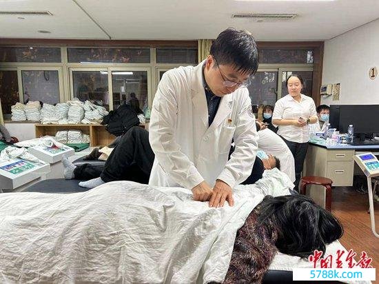 1月2日，浙江省中病院推拿科夜门诊诊室，大夫正在为患者进行推拿颐养。中青报·中青网见习记者 贾骥业/摄